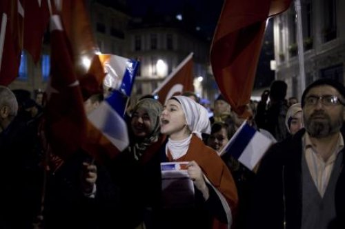 Fransa'daki Türkler ayaklandı