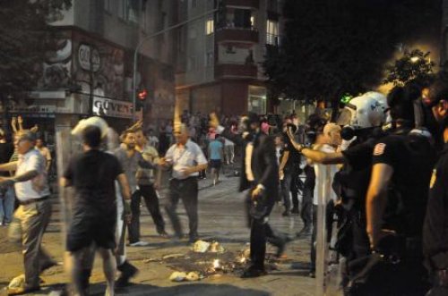 Zeytinburnu'nda halk sokağa döküldü