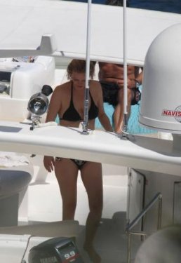 Cem Uzan'ın eski eşi genç sevgilisiyle tatilde