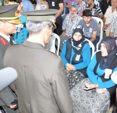 Kadın vekil şehit cenazesinde saf tuttu