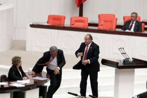 AK Parti'li Salim Uslu Kamer Genç'i Meclis kürsüsünden itti