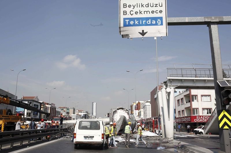 Avcılar'da E-5 üzerinde bir üst geçit çöktü