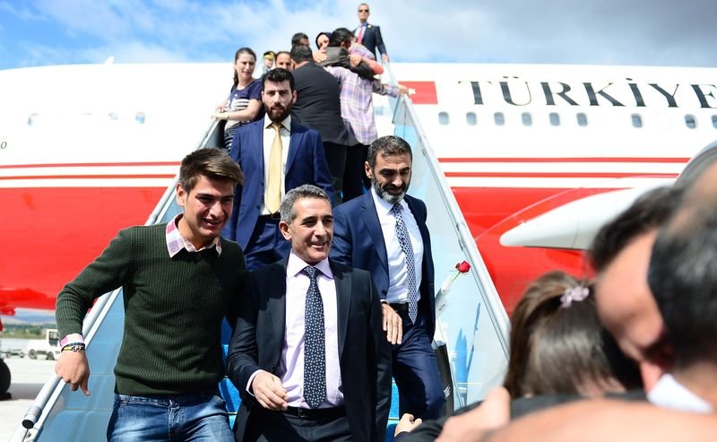 Serbest kalan Türkler aileleriyle buluştu