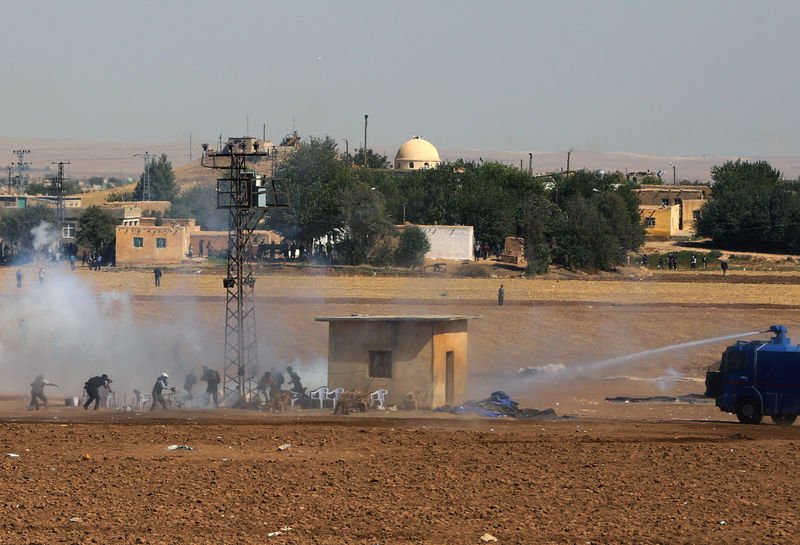 Kobani'ye gitmek isteyen grup askerle çatıştı