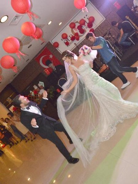 Seda Bakan kına gecesinde gelinlik giydi 