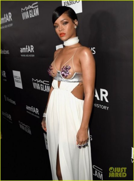 Rihanna yine bütün dikkatleri üzerine çekti 