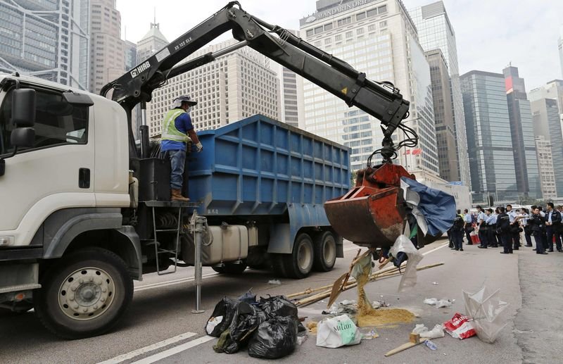 Hong Kong'da gösteri alanları boşaltıldı