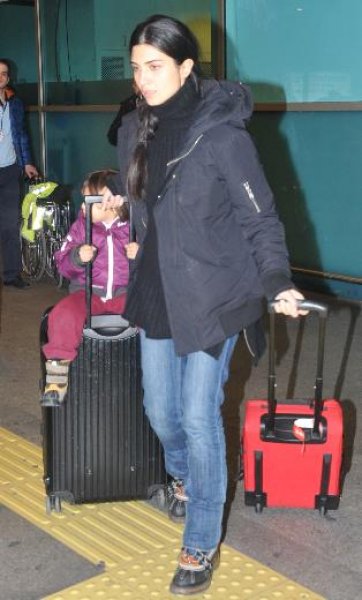 Tuba Büyüküstün ikizleri valiz üstünde taşıdı