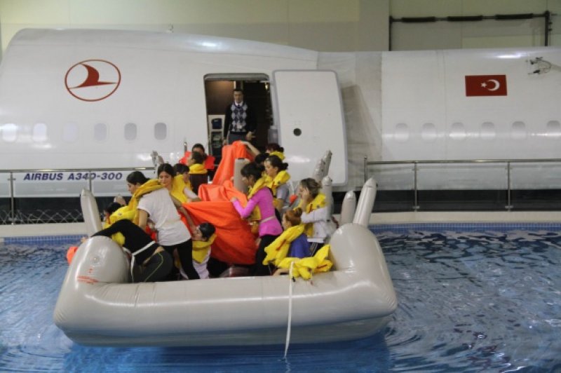 THY Hostes adaylarına zorlu eğitim