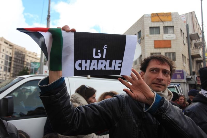 Paris'te binlerce kişi teröre karşı toplandı