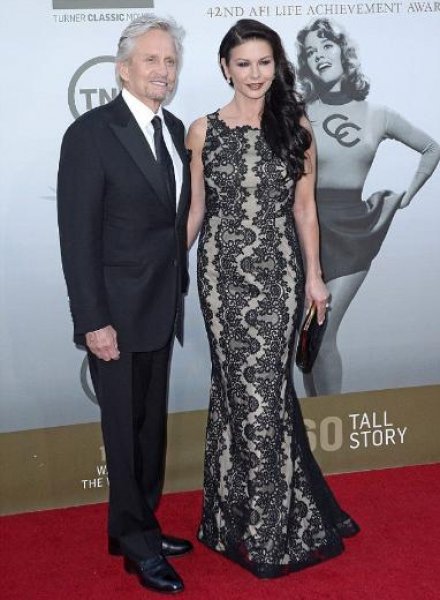 Aşkın yaşı yoktur dedirten ünlü çiftler 