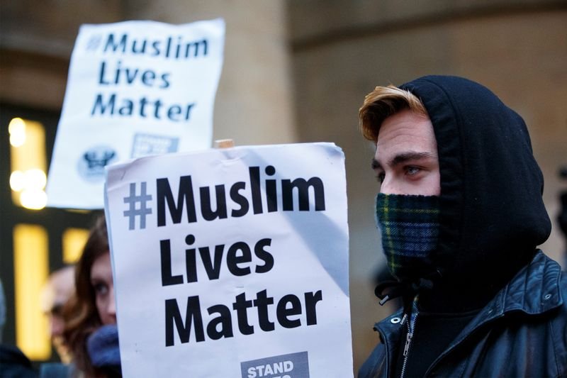 BBC'ye 3 Müslüman genç protestosu