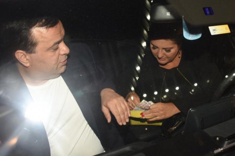 Sibel Can 1800 TL dağıttı