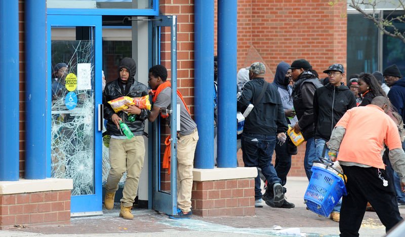 Baltimore'da marketler yağmalandı