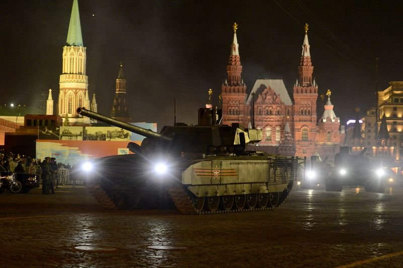 Rus tankları Kızıl Meydan'a indi