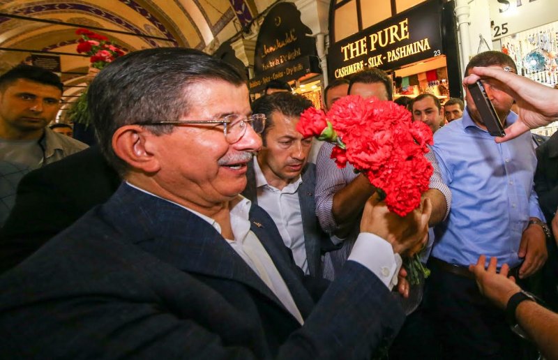 Davutoğlu İstanbul'da esnafı ziyaret etti