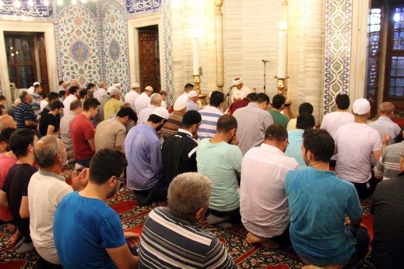İlk teravih namazı kılındı