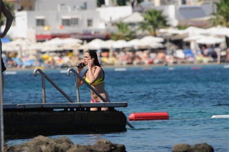 Özge Özpirinçci sudan çıkmadı