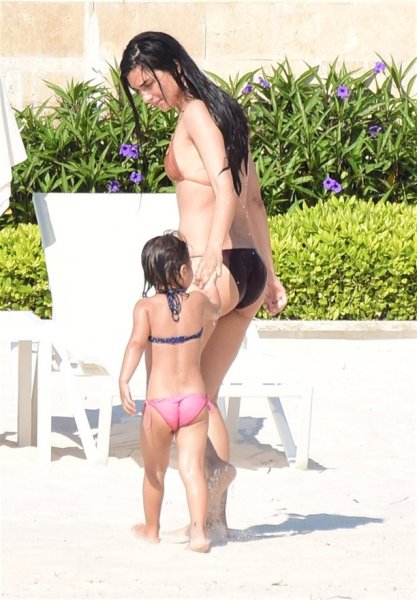 Tuba Büyüküstün tatilde