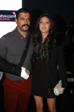 Burak Özçivit ve Ceylan Çapa defilede