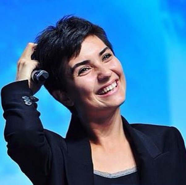 Tuba Büyüküstün çocuklarıyla okul yolunda