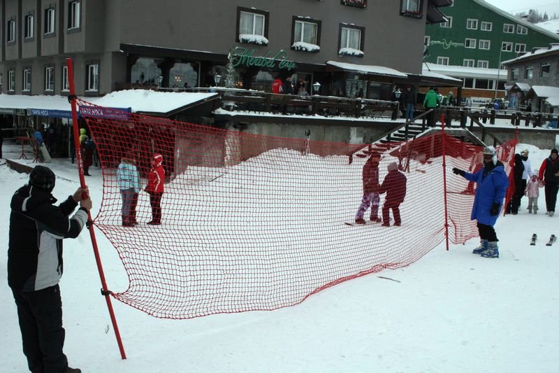 Uludağ'da pistler acemi kayakçılarla doldu