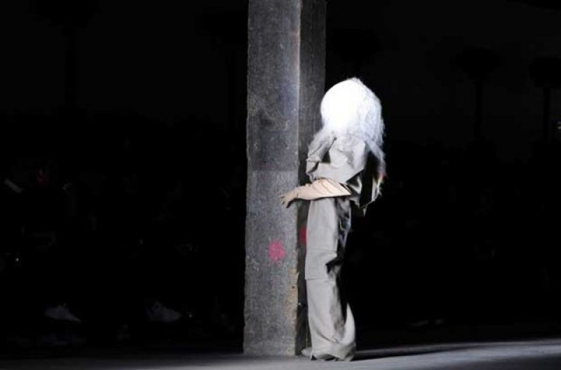 Rick Owens'in tartışma yaratan defilesi 