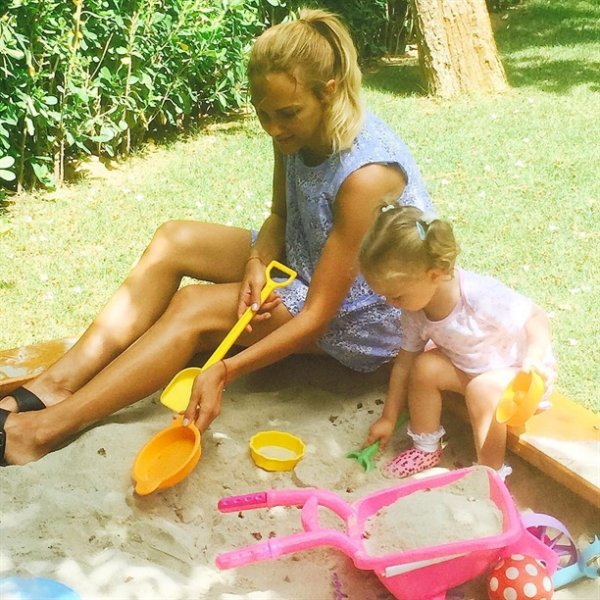 Meryem Uzerli kızı Lara'nın yüzünü gösterdi 