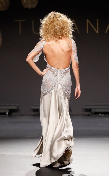 Güzel manken Çağla Şıkel göz kamaştırdı 