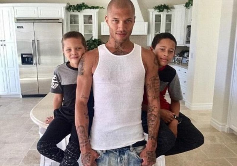 Dünyanın en yakışıklı mahkumu Jeremy Meeks sınır dışı edildi
