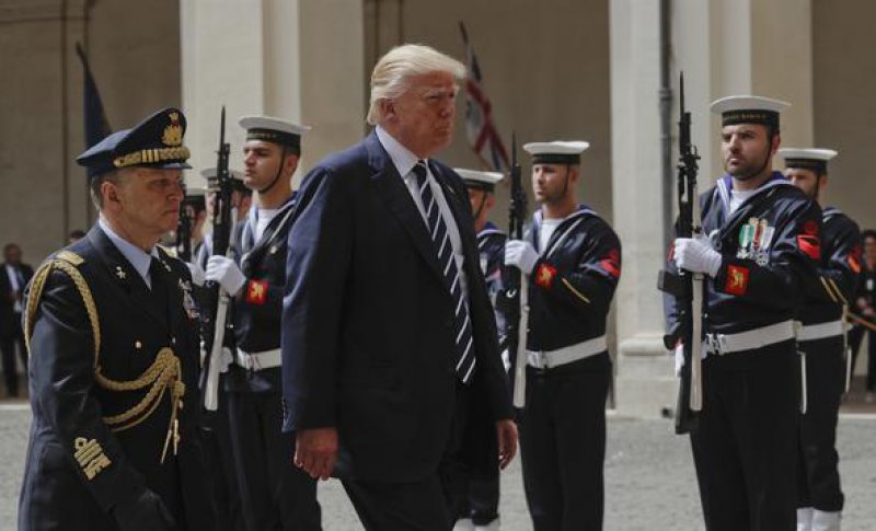 Arabistan'da başını açan First Lady  Vatikan'da kapattı