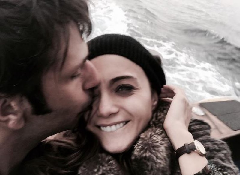 Damla Sönmez ve Ushan Çakır nişanlandı