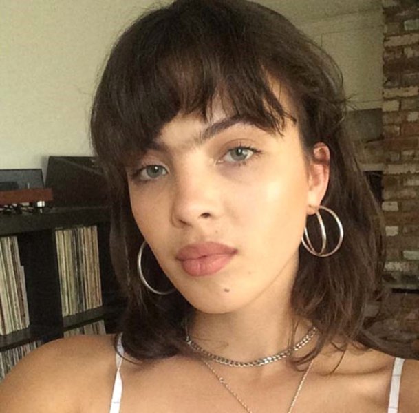 Sosyal medyanın tek kaşlı modeline teklif yağıyor 