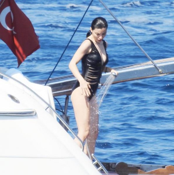 Merve Boluğur ve Murat Dalkılıç�ın tekne keyfi