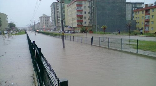 Samsun'u sel aldı