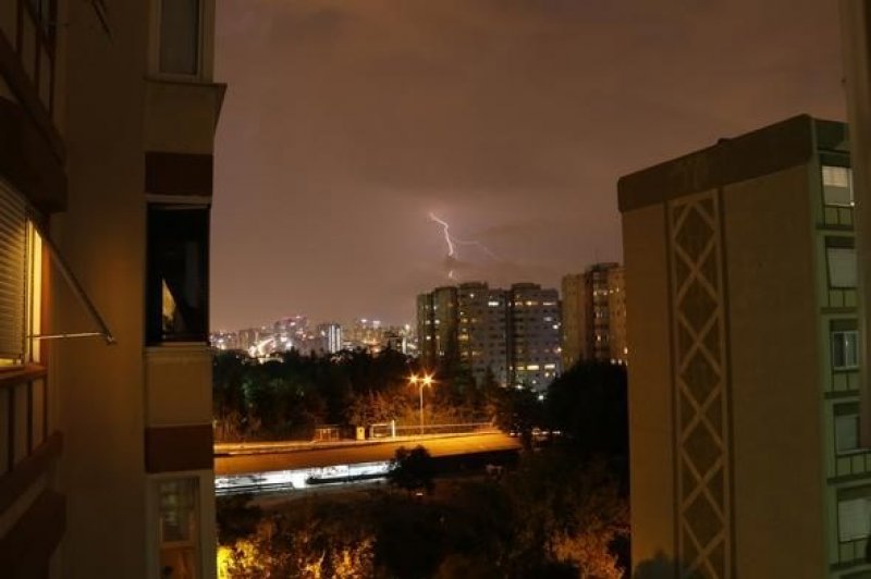 İstanbul'da şimşekler geceyi aydınlattı
