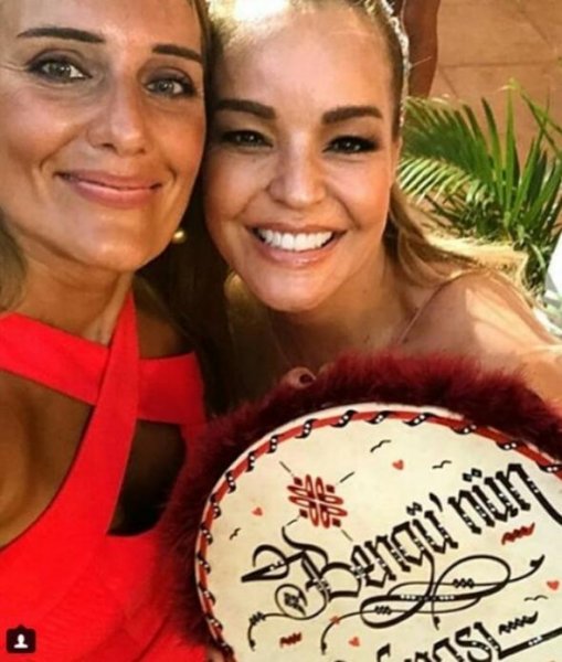 Şarkıcı Bengü kına gecesi yaptı