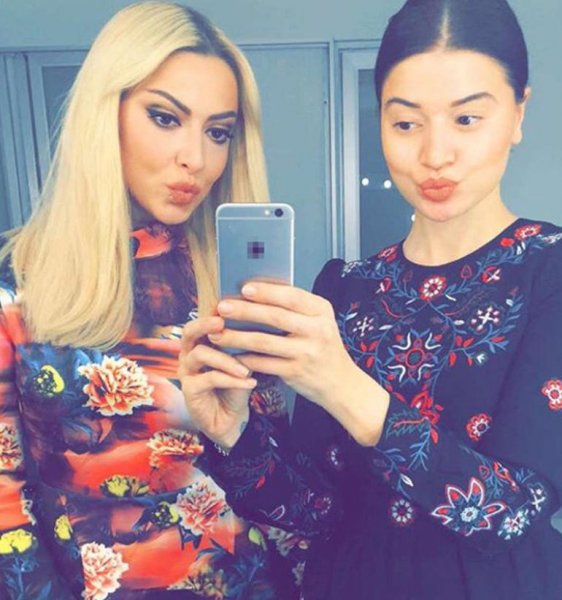 Hadise sosyal medyada ablasıyla kapıştı