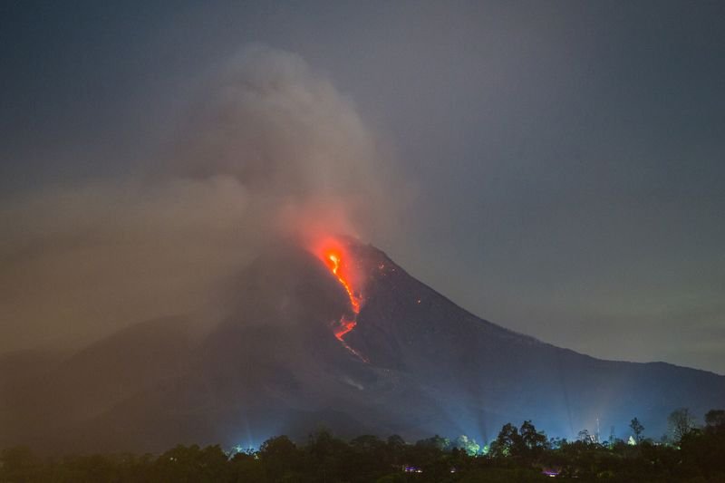 Sinabung Yanardağı patladı