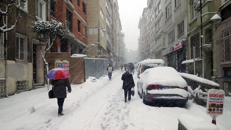 İstanbul'da kar yağışı hayatı olumsuz etkiledi