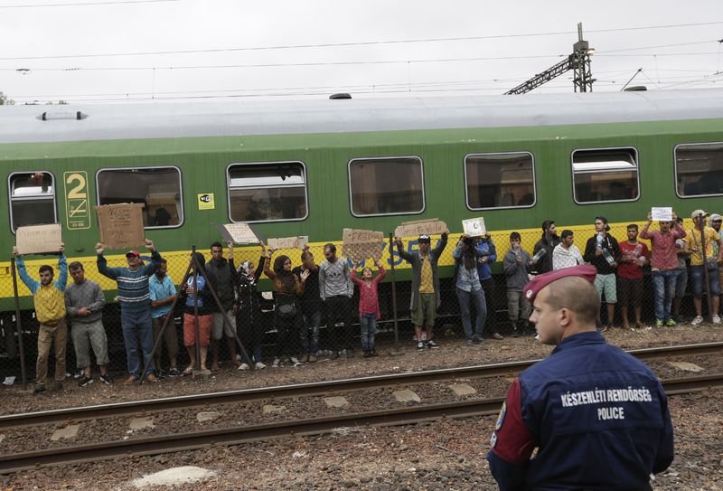 Macaristan'da mülteciler trenlere akın etti