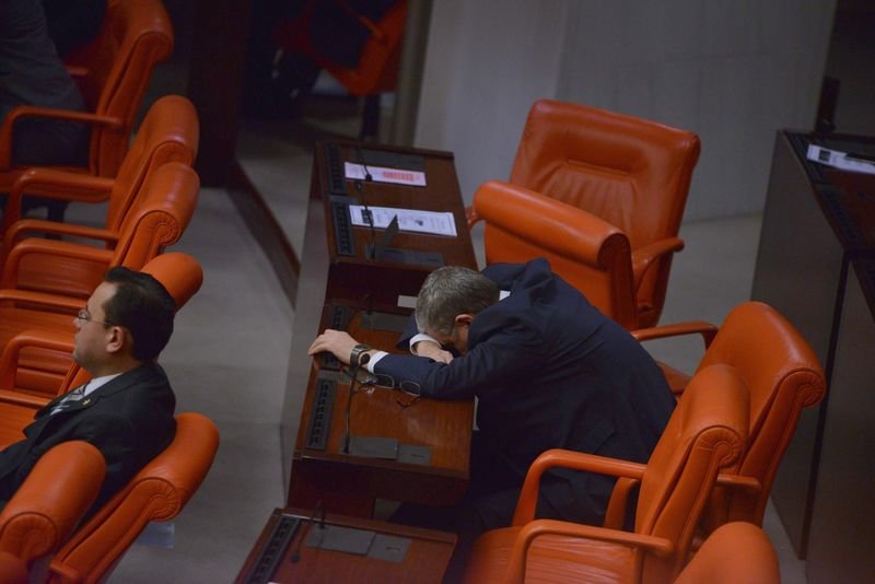 Yorgun düşen vekiller Meclis'te uyuyakaldı