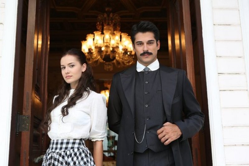 Burak Özçivit ile Fahriye Evcen çifti kameralara yakalandı
