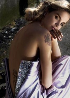 Tuğçe Kazaz dövmelerini sildirdi