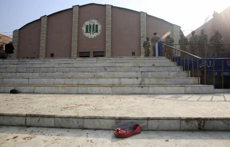 Pakistan'da Taliban'ın okul katliamından görüntüler