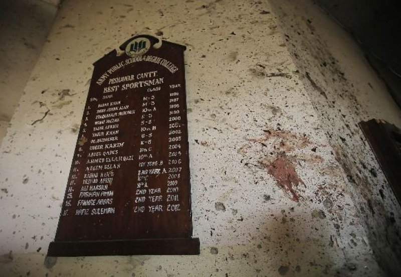 Pakistan'da Taliban'ın okul katliamından görüntüler