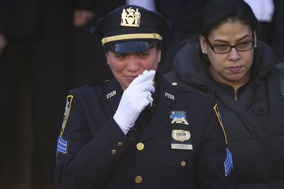ABD'de öldürülen polisin cenazesine 20 bin kişi katıldı