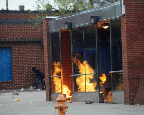 ABD'de siyahi gencin cenazesinde olaylar çıktı