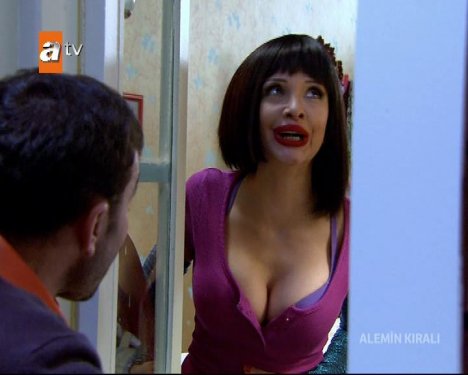 Alemin Kralı Evrim Akın'ın göğüs estetiği sahnesi