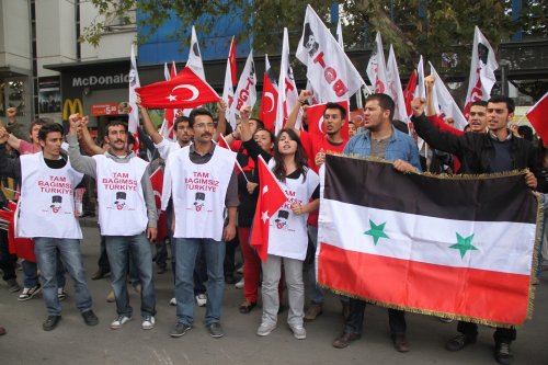 Ankara'da Esad yanlısı ve karşıtı sloganlar yan yana atıldı
